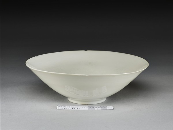 甜白釉暗花番蓮八寶紋葵口碗