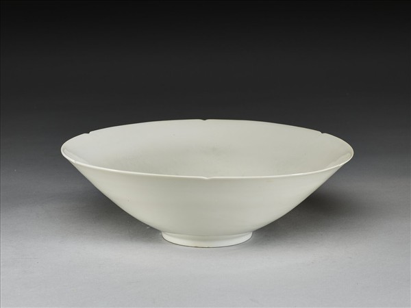 甜白釉暗花番蓮八寶紋葵口碗