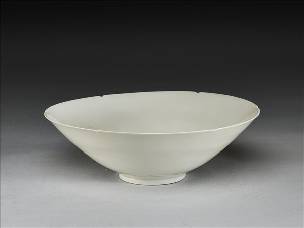 甜白釉暗花番蓮八寶紋葵口碗