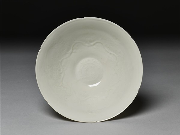 甜白釉暗花番蓮八寶紋葵口碗