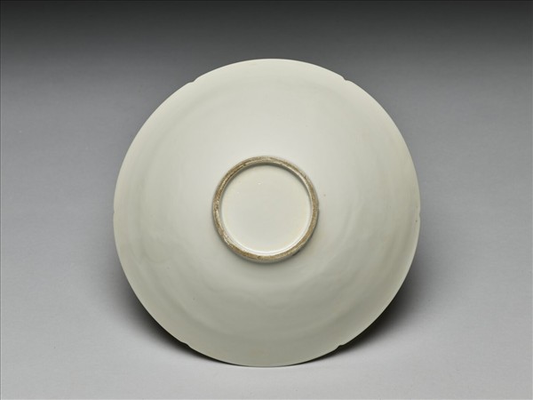 甜白釉暗花番蓮八寶紋葵口碗