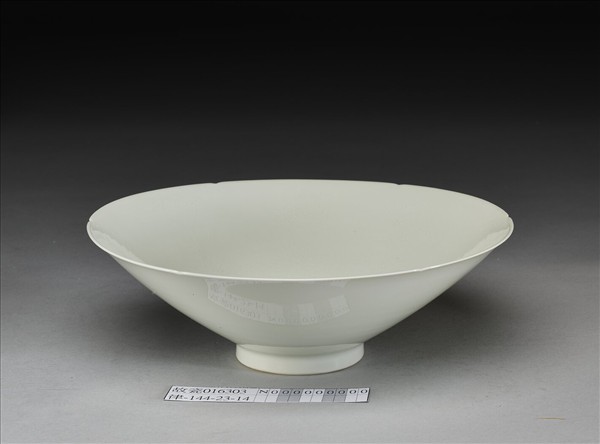 甜白釉暗花番蓮八寶紋葵口碗