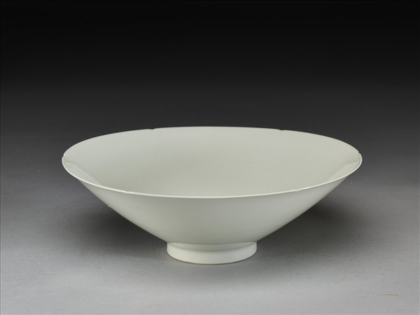 甜白釉暗花番蓮八寶紋葵口碗