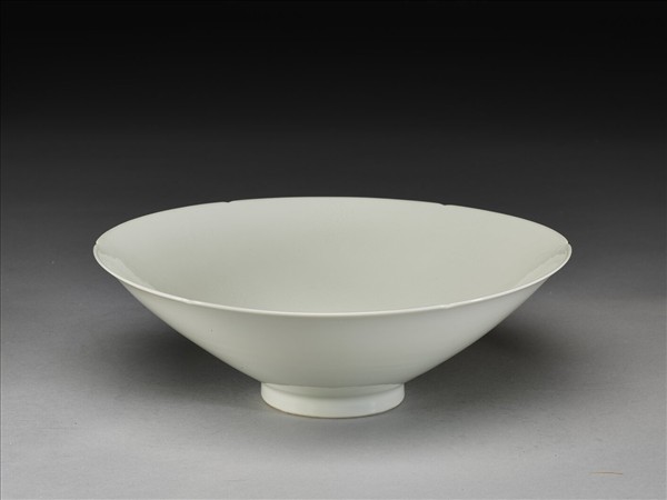 甜白釉暗花番蓮八寶紋葵口碗