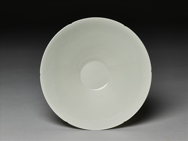 甜白釉暗花番蓮八寶紋葵口碗