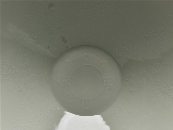 甜白釉暗花番蓮八寶紋葵口碗