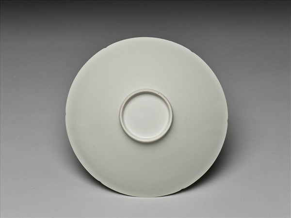 甜白釉暗花番蓮八寶紋葵口碗