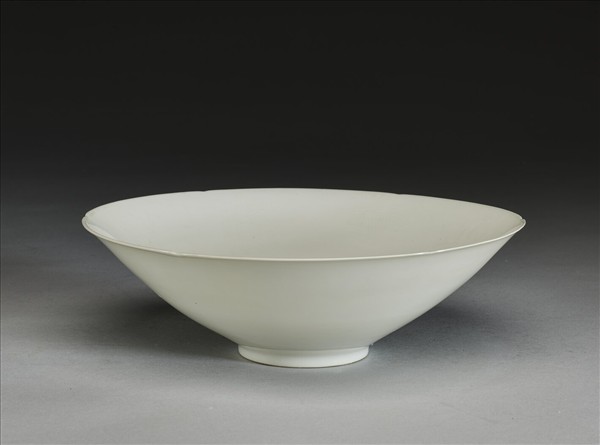 甜白釉暗花番蓮八寶紋葵口碗