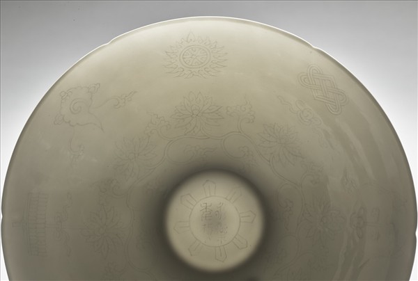 甜白釉暗花番蓮八寶紋葵口碗