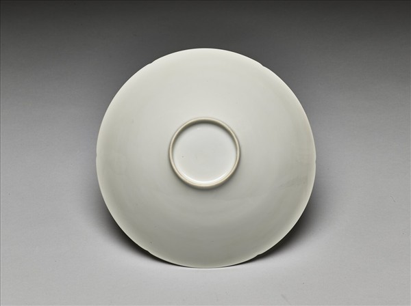 甜白釉暗花番蓮八寶紋葵口碗