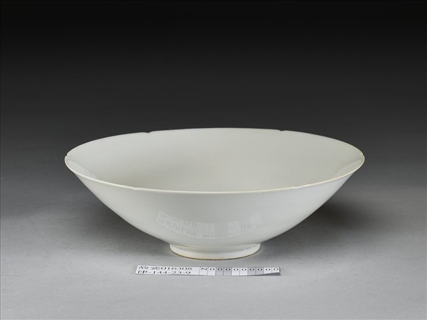 甜白釉暗花番蓮八寶紋葵口碗