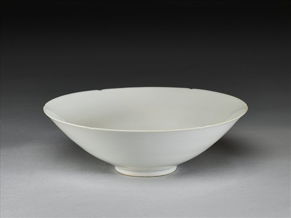 甜白釉暗花番蓮八寶紋葵口碗