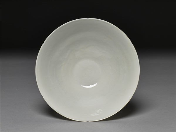 甜白釉暗花番蓮八寶紋葵口碗