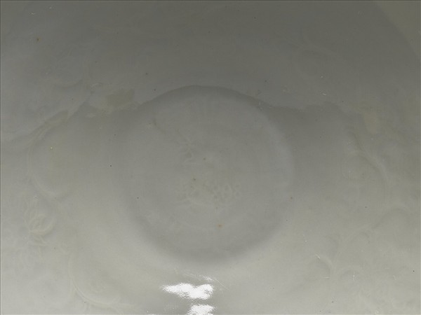 甜白釉暗花番蓮八寶紋葵口碗