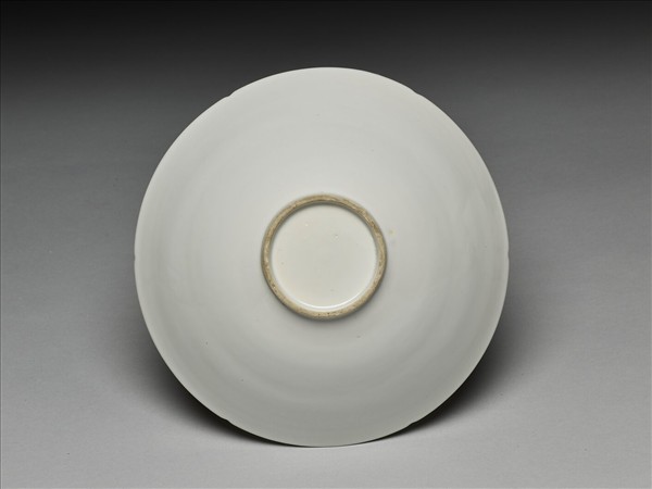 甜白釉暗花番蓮八寶紋葵口碗