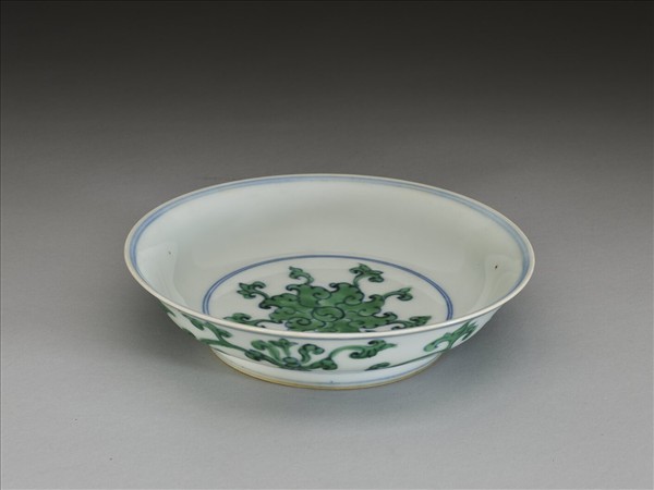  填綠彩釉寶蓮圖案紋盤