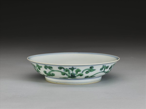  填綠彩釉寶蓮圖案紋盤