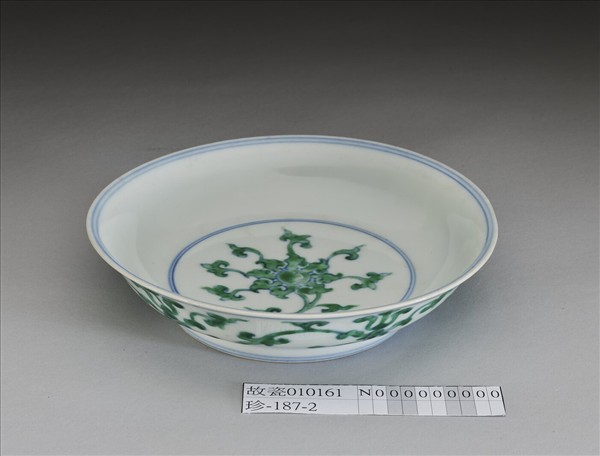 青花綠彩番蓮紋盤