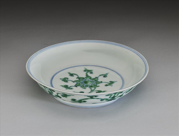 青花綠彩番蓮紋盤