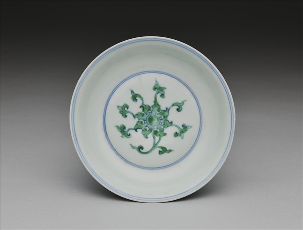 青花綠彩番蓮紋盤