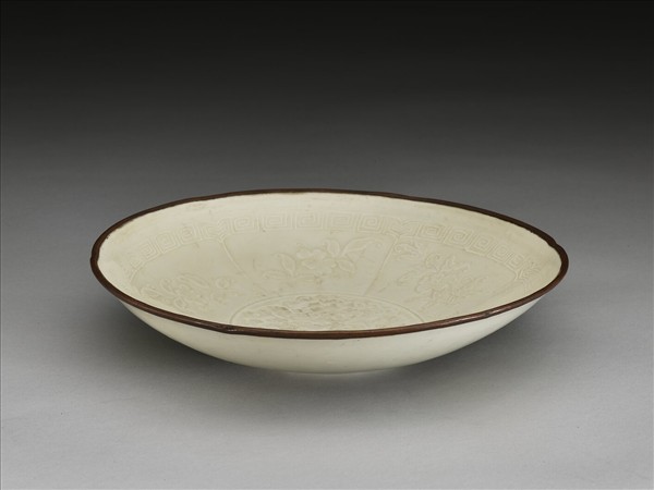 定窯 白瓷印花花卉紋葵花式盤