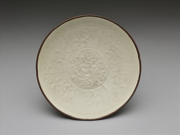 定窯 白瓷印花花卉紋葵花式盤