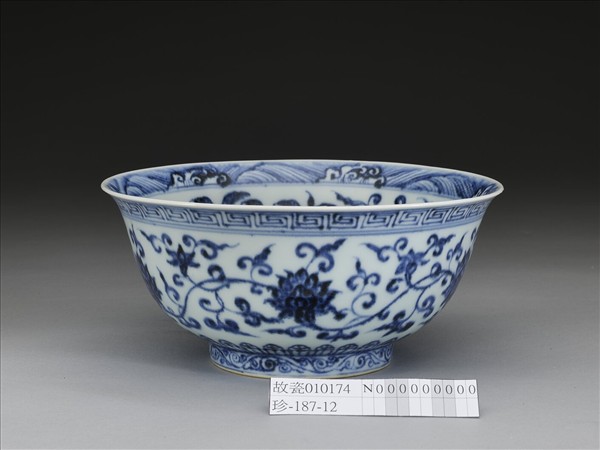 青花纏枝花卉紋碗