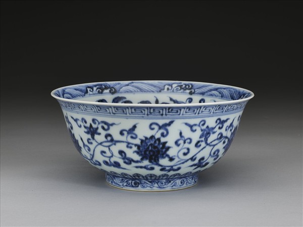 青花纏枝花卉紋碗