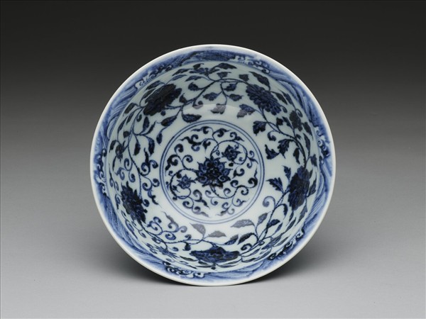 青花纏枝花卉紋碗