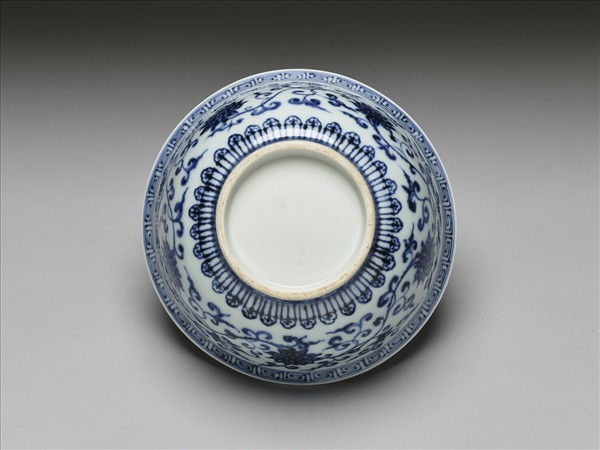 青花纏枝花卉紋碗