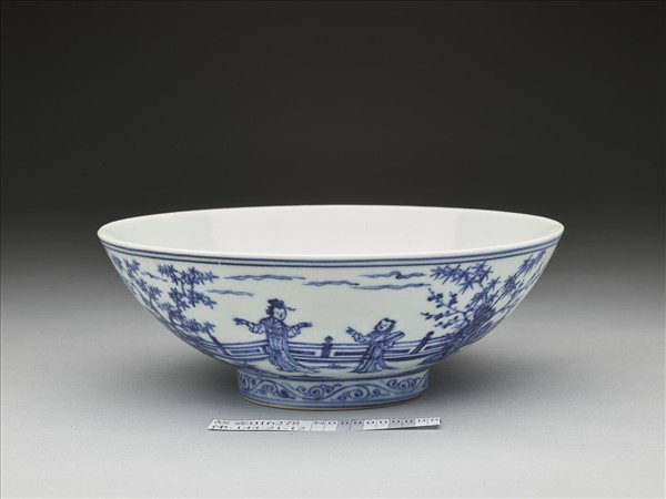 青花庭園仕女圖碗