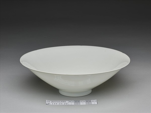 甜白釉暗花番蓮八寶紋葵口碗