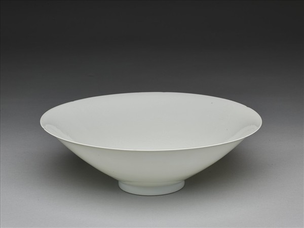 甜白釉暗花番蓮八寶紋葵口碗