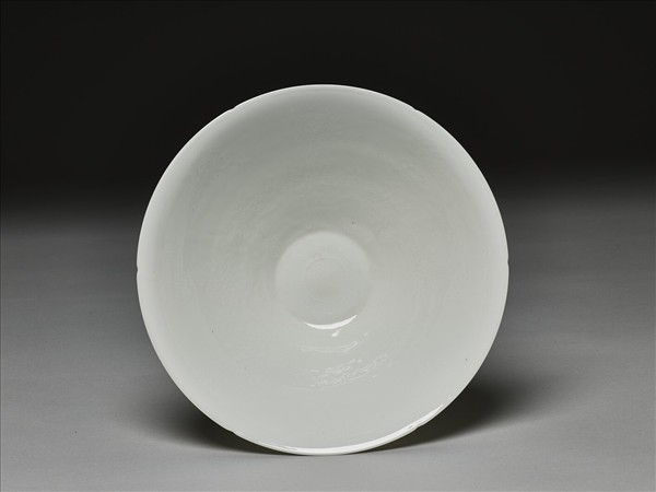 甜白釉暗花番蓮八寶紋葵口碗