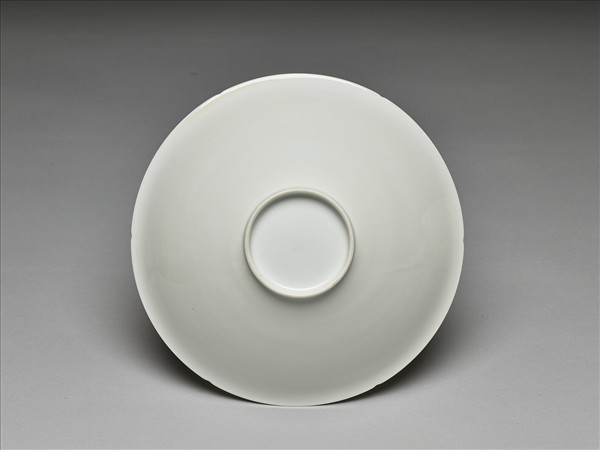 甜白釉暗花番蓮八寶紋葵口碗