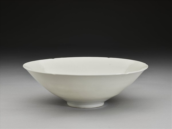 甜白釉暗花番蓮八寶紋葵口碗