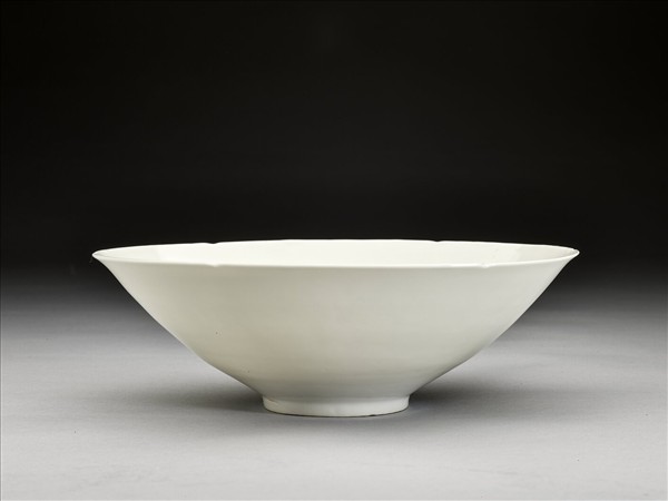 甜白釉暗花番蓮八寶紋葵口碗