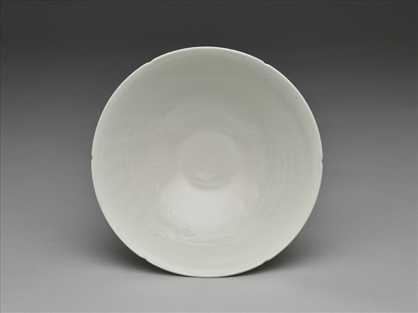 甜白釉暗花番蓮八寶紋葵口碗