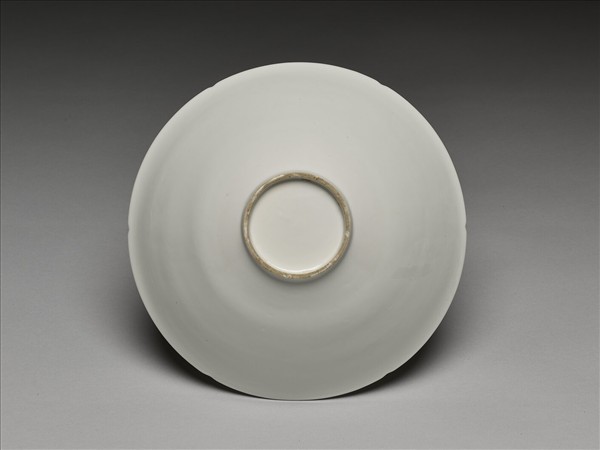 甜白釉暗花番蓮八寶紋葵口碗