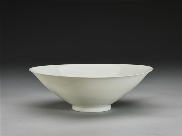 甜白釉暗花番蓮八寶紋葵口碗