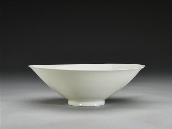 甜白釉暗花番蓮八寶紋葵口碗