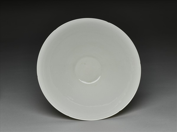 甜白釉暗花番蓮八寶紋葵口碗