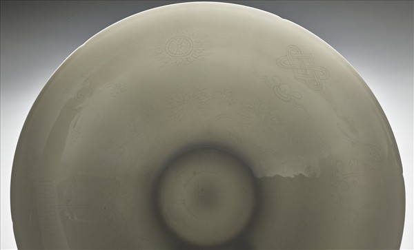 甜白釉暗花番蓮八寶紋葵口碗