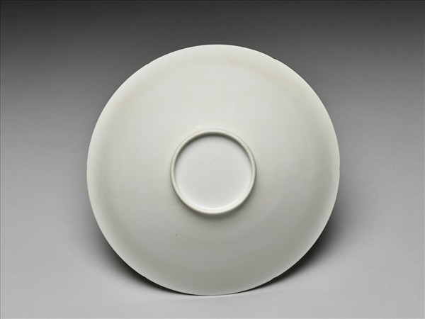 甜白釉暗花番蓮八寶紋葵口碗