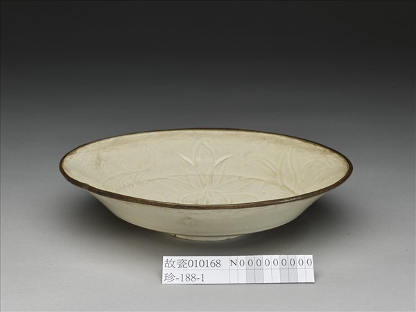 定窯 白瓷劃花蓮花紋盤