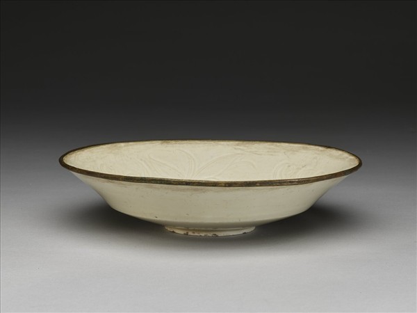 定窯 白瓷劃花蓮花紋盤