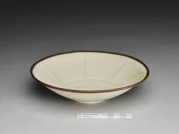 定窯 白瓷劃花蓮花紋葵花式盤