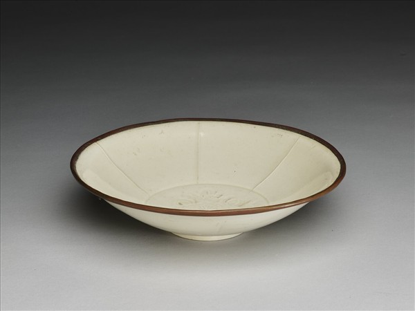 定窯 白瓷劃花蓮花紋葵花式盤