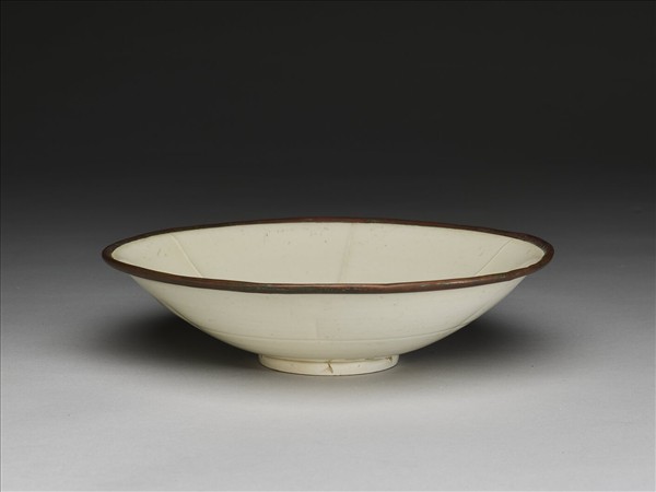 定窯 白瓷劃花蓮花紋葵花式盤