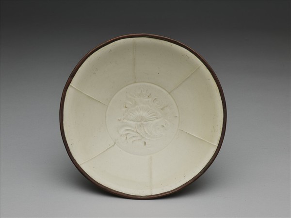 定窯 白瓷劃花蓮花紋葵花式盤